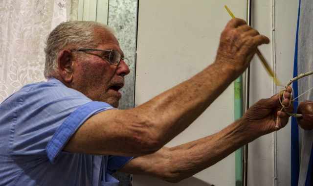 Bari Vecchia, la storia di Gennaro: l'87enne che prepara e rammenda le grandi reti da pesca 